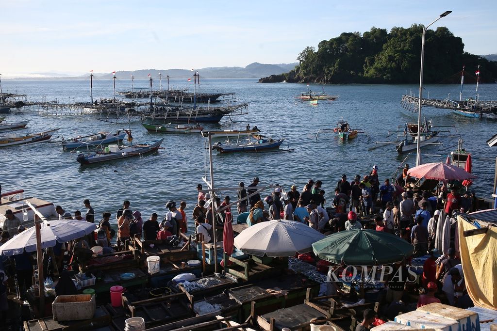 Suasana pagi di Pasar Ikan Hamadi, Jayapura, Papua, Jumat (3/12/2021). Pasar Ikan Hamadi menjadi pusat perdagangan perikanan utama di Jayapura dan Papua pada umumnya. 
