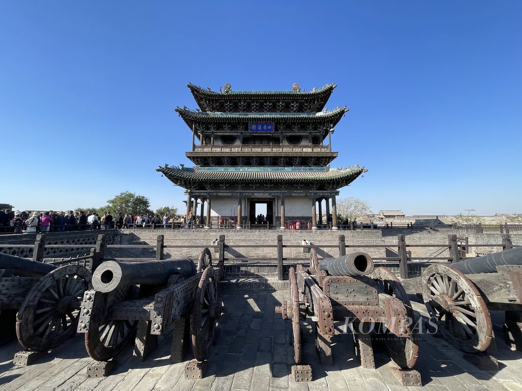 Pemandangan kota kuno Pingyao, kota Datong, Provinsi Shanxi, China, yang dibangun ribuan tahun silam, dikelilingi tembok sepanjang 6 kilometer, seperti terlihat pada 20 Oktober 2023. Di atas tembok ini terpajang meriam-meriam kuno.