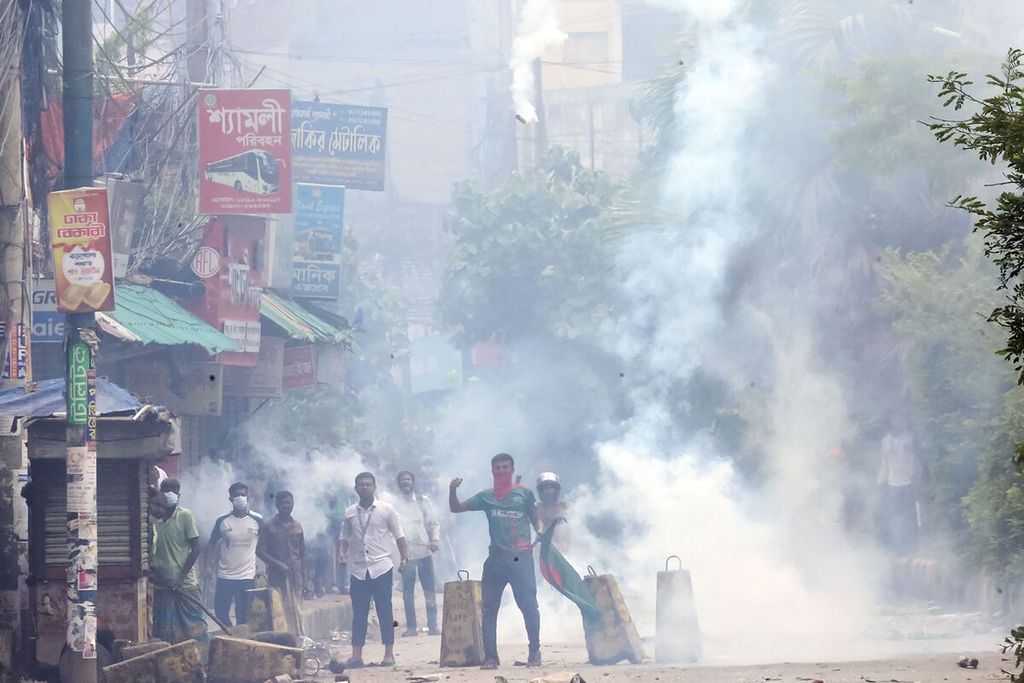 Polisi menembakkan gas air mata ke arah mahasiswa yang berunjuk rasa di Bogura, Bangladesh, Minggu (4/8/2024).