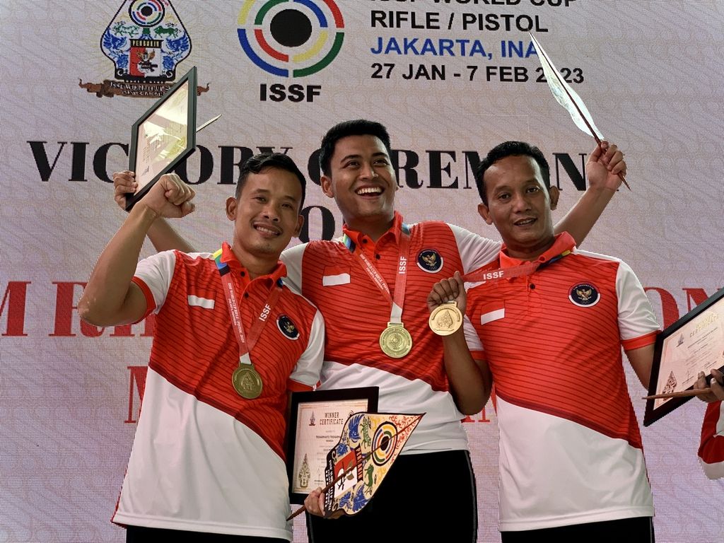 Mohammad Hasan Busri, Fathur Gustafian, dan Trisnarmanto saat penyerahan medali Piala Dunia Menembak Senapan dan Pistol ISSF 2023 di Jakarta, Sabtu (4/2/2023). Tim Indonesia menyabet medali emas nomor senapan 50 meter beregu putra, seusai mengalahkan Kazakhstan, 17-3.
