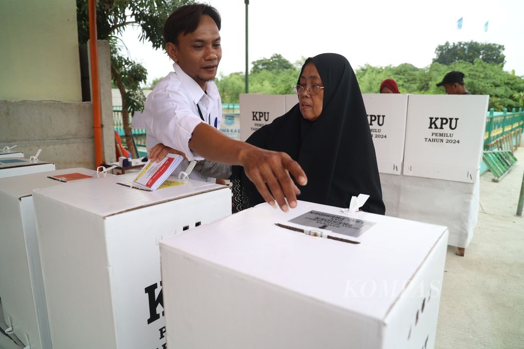 Warga menyalurkan aspirasinya dalam pemungutan suara susulan Pemilu 2024 di Tempat Pemungutan Suara (TPS) 10 Kelurahan Pondok Kacang Timur, Pondok Aren, Tangerang Selatan, Banten, Minggu (18/2/2024). 