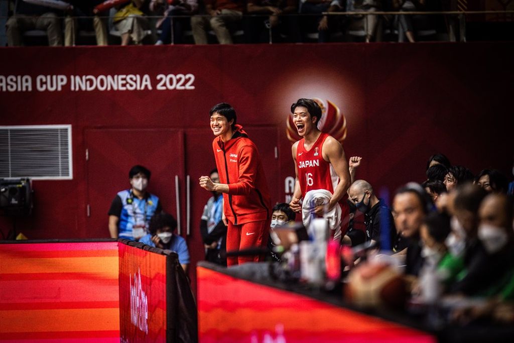 Bintang tim Jepang, Yuta Watanabe (berdiri, kedua dari kanan), hanya bisa mendukung rekan-rekannya dari bangku cadangan akibat cedera engkel ketika berlangsung laga perempat final Piala Asia FIBA 2022 di Istora Senayan, Jakarta, Kamis (21/7/2022). Jepang harus menyerah kepada Australia, 85-99.