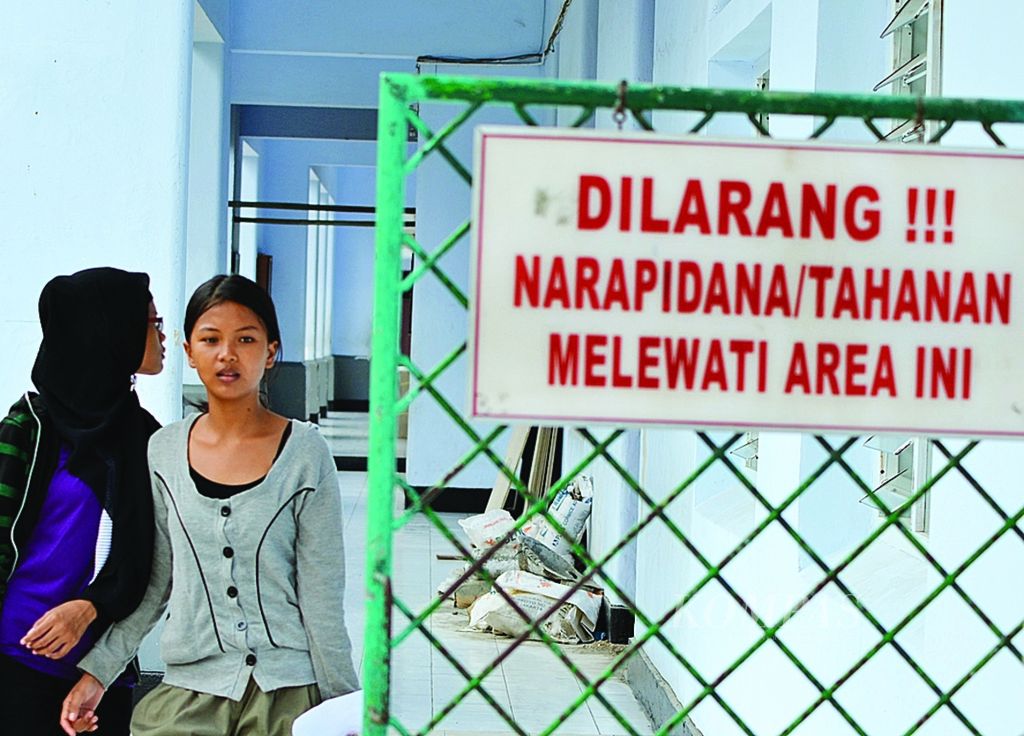 Warga mengunjungi tahanan di Lapas Pemuda Kelas IIA Tangerang, Provinsi Banten, Minggu (25/12). Selain remisi, pada saat hari Natal itu para napi mendapatkan kesempatan khusus dikunjungi anggota keluarga dan kerabatnya.