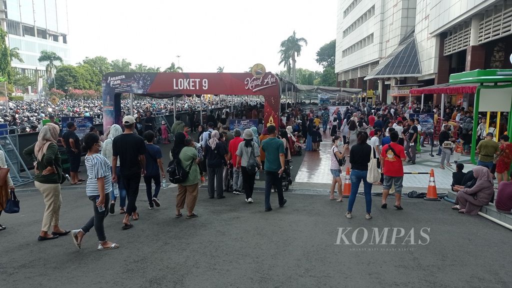 Suasana antrean di salah satu loket Jakarta Fair Kemayoran di Jakarta International Expo Kemayoran, Jakarta Pusat, Minggu (18/6/2023). Warga membeli tiket ataupun memindai tiket sebelum masuk ke pameran yang berlangsung 33 hari ini.