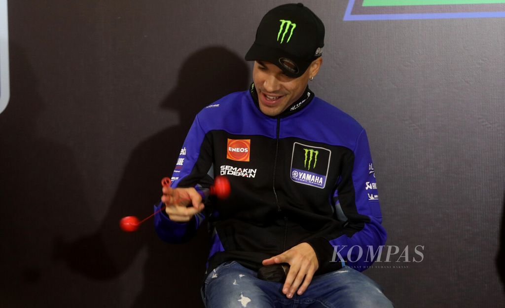 Pebalap Monster Energy Yamaha MotoGP Team, Franco Morbidelli, menunjukkan kebolehannya bermain lato-lato saat sesi jumpa pers setelah peluncuran perdana tampilan livery musim balap 2023 di Jakarta, Selasa (17/1/2023). 