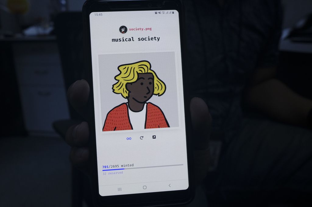 Tangkapan layar proyek gambar karakter animasi "society.png" di Fxhash, lokapasar di jaringan <i>blockchain </i>Tezos. Foto diambil pada Selasa (21/6/2022).