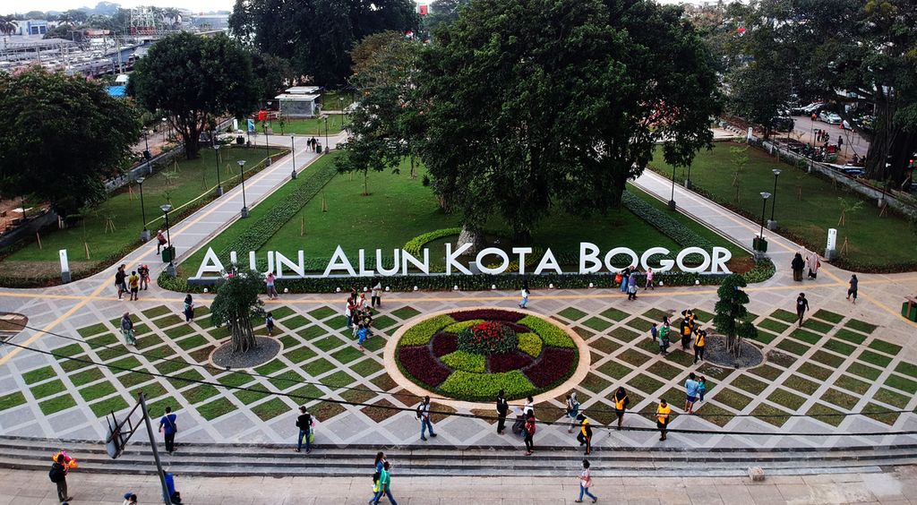 Wajah kawasan Alun-alun Kota Bogor di Jalan Kapten Muslihat, Kota Bogor, Jawa Barat, Jumat (17/12/2021).  Pembangunan ruang terbuka hijau di Kota Hujan ini menambah kawasan ruang publik bagi warga.