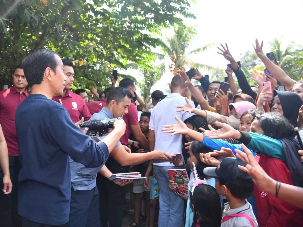 Presiden Joko Widodo membagikan bingkisan kaus seusai menikmati waktu akhir pekan pada Sabtu, 3 Juni 2023, dengan mengunjungi Warung Kopi Klotok yang ada di Jalan Kaliurang, Kabupaten Sleman,  Yogyakarta