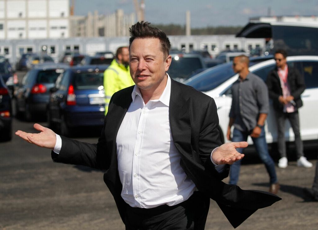 CEO Tesla Elon Musk dalam kunjungan ke calon lokasi perakitan raksasa mobil listrik Amerika Serikat, Tesla, di Gruenheide, dekat Berlin, Jerman, 3 September 2020.