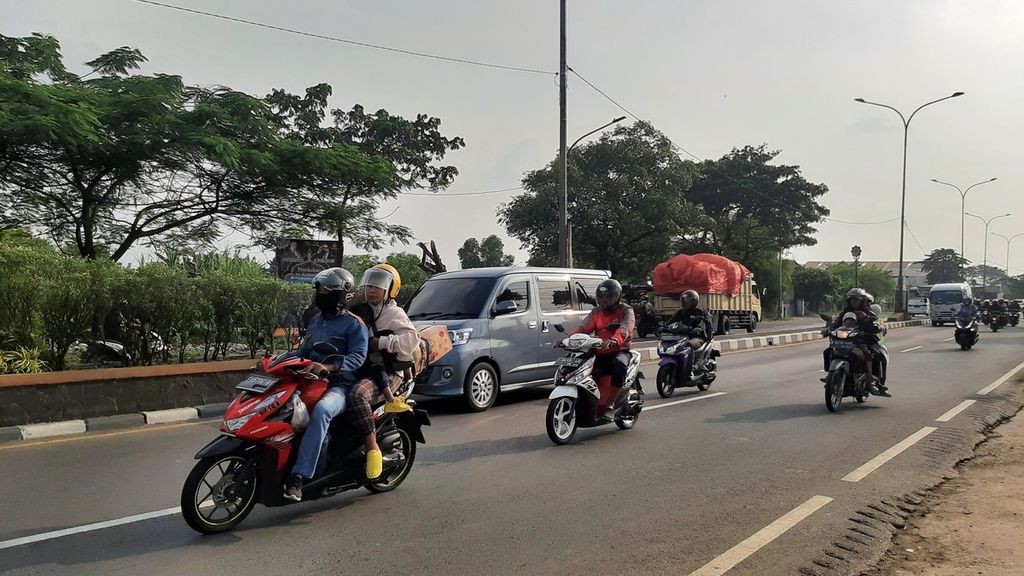 Pemudik sepeda motor dalam perjalanan di Kedungwaringin, Kabupaten Bekasi, Jawa Barat, Kamis (20/4/2023).