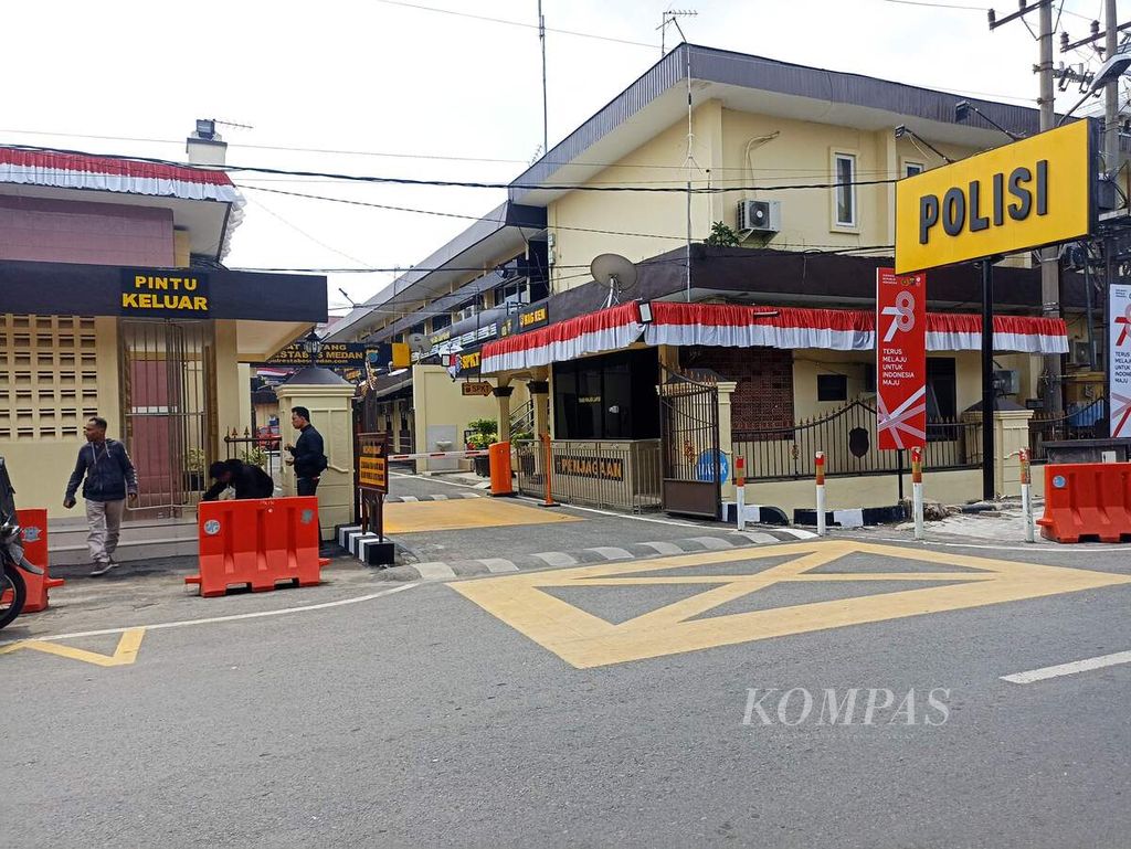 Warga beraktivitas di Markas kepolisian Resor Kota Besar Medan, Sumatera Utara, Senin (7/8/2023). Seorang tersangka ditangguhkan penahanannya oleh Polrestabes Medan setelah didatangi puluhan aparat Kodam I Bukit Barisan.