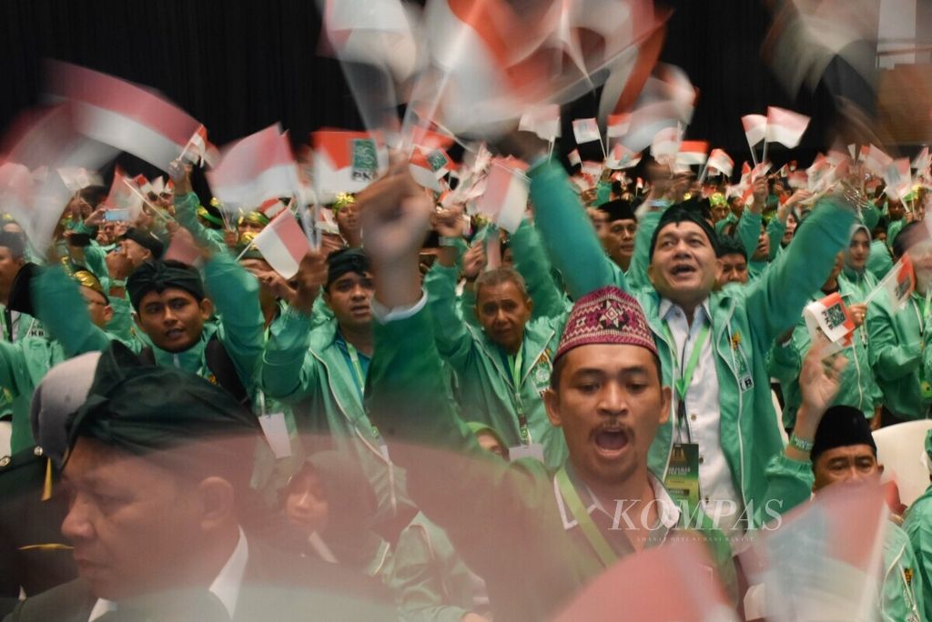 Para peserta Muktamar PKB 2019 menyanyikan lagu mars PKB dalam pembukaan muktamar di Hotel Westin, Nusa Dua, Bali, Selasa (20/8/2019). PKB memilih Bali sebagai lokasi Muktamar V yang diikuti oleh sekitar 3.000 peserta karena dinilai telah menjadi simbol penjaga kebinekaan Indonesia.