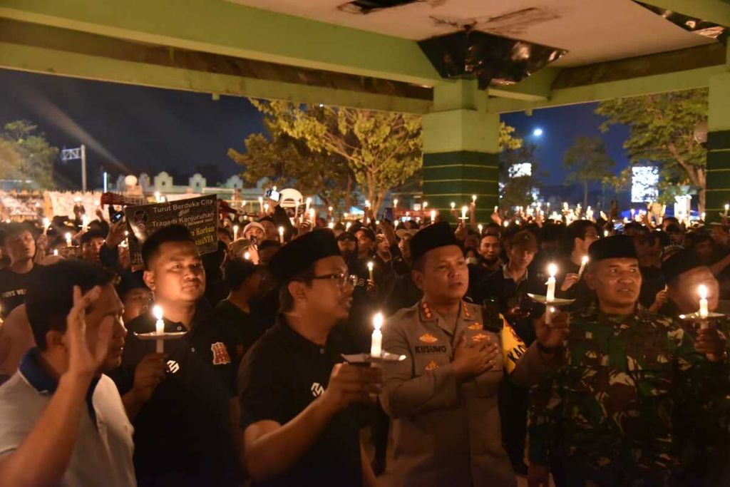 Ribuan warga Sidoarjo, terutama pendukung klub sepakbola Deltras atau Deltamania, mendoakan korban tragedi Kanjuruhan, Malang, Selasa (4/10/2022) malam. 