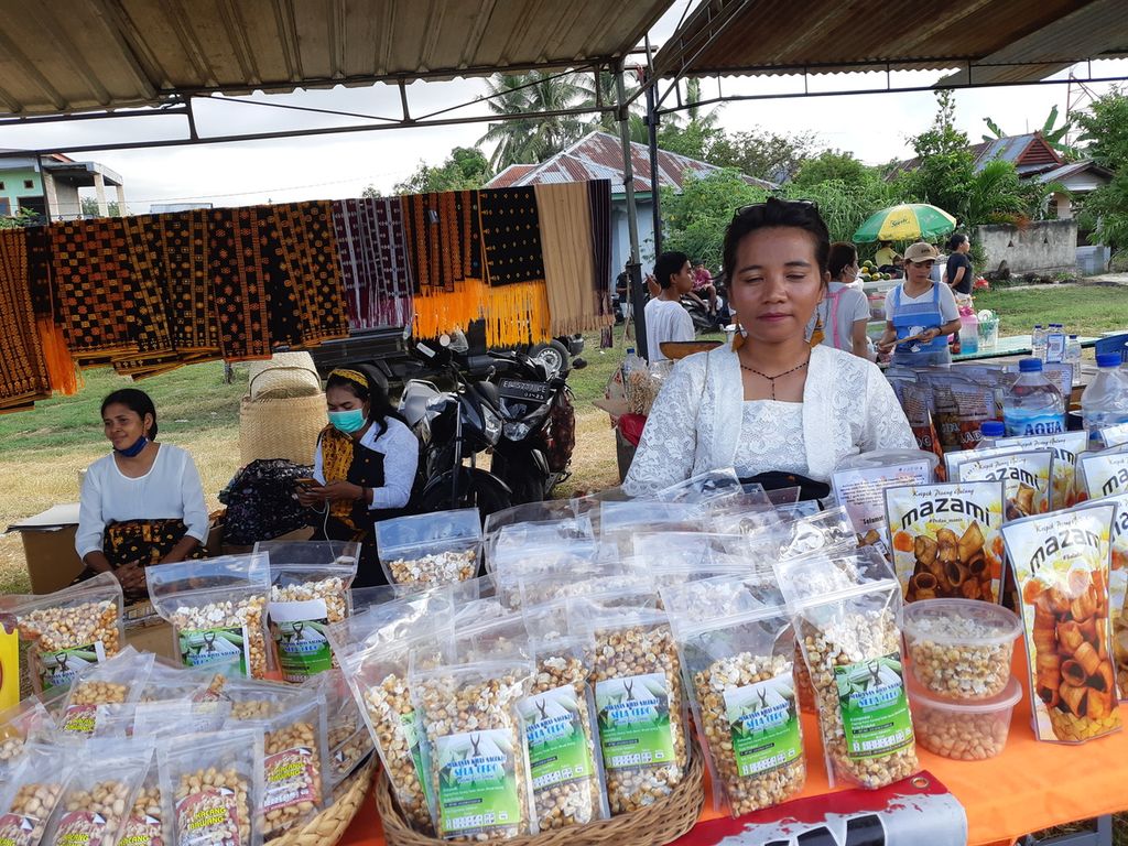 Produk makanan ringan dari Kabupaten Nagekeo dipajang dalam pameran Pesta Rakyat yang diadakan untuk memeriahkan KTT ASEAN di Labuan Bajo, Kabupaten Manggarai Barat, Nusa Tenggara Timur,  Minggu (7/5/2023). Pameran itu hanya berlangsung satu hari. 