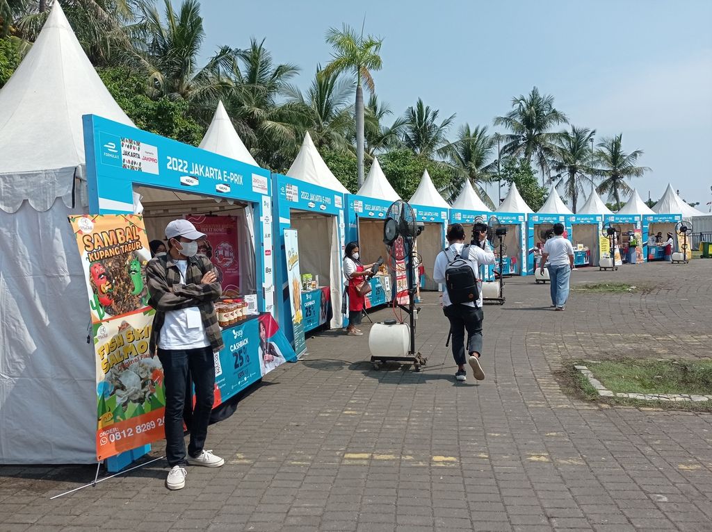 Gerai usaha mikro, kecil, dan menengah di Pantai Festival Ancol, Sabtu (4/6/2022). Balapan Formula E Jakarta 2022 diharapkan membawa dampak ekonomi bagi UMKM.