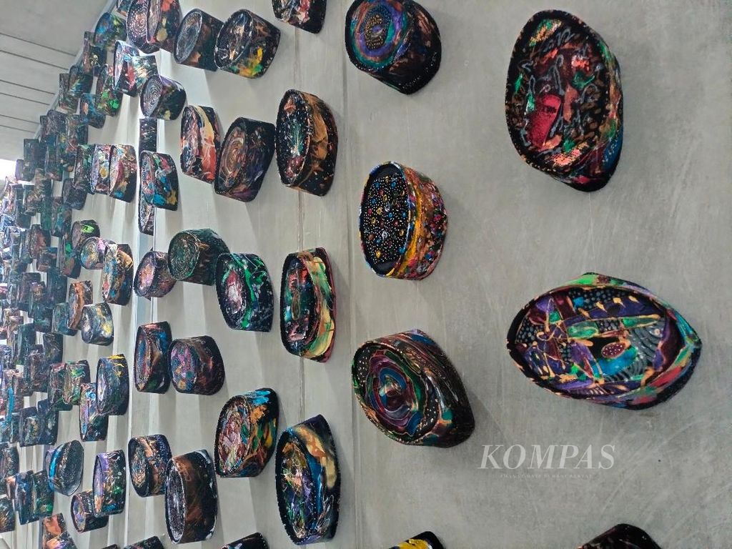 Karya lukisan Nasirun di atas kopiah ditampilkan di OHD Museum, Kota Magelang, Jawa Tengah, Selasa (27/6/2023).