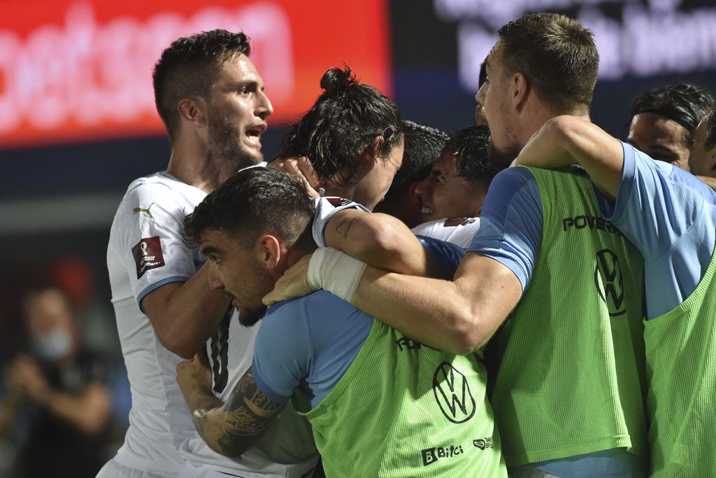Para pemain Uruguay merayakan gol yang dicetak Luis Suarez pada laga Kualifikasi Piala Dunia 2022, Jumat (28/1/2022) WIB, di Stadion Jenderal Pablo Rojas, Kota Asuncion, Paraguay. Gol itu cukup untuk mengantarkan Uruguay unggul 1-0 sehingga menjaga asa lolos ke Qatar 2022.