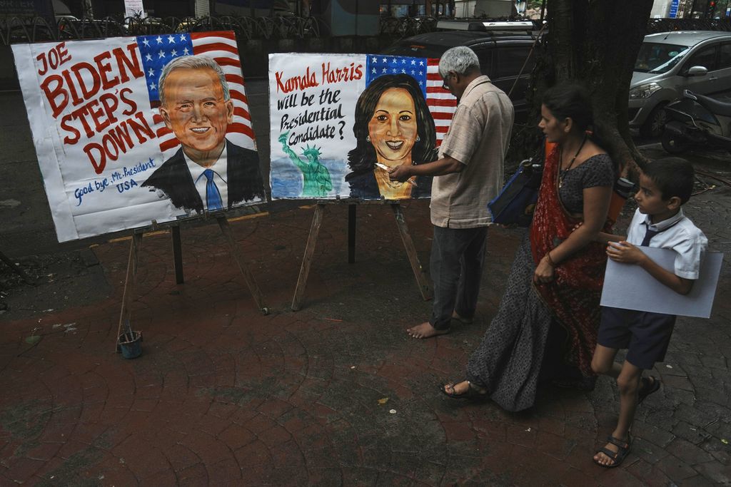 Guru seni India, Prithvi Raj Kambli, membuat lukisan Presiden AS Joe Biden dan Wakil Presiden Kamala Harris di Mumbai, India, Senin (22/7/2024). 