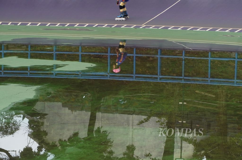 Seorang anak berlatih sepatu roda di lapangan sepatu roda di kompleks Gelanggang Olahraga Jatidiri, Kota Semarang, Jawa Tengah, Sabtu (10/9/2022). Anak tersebut tergabung dalam klub Ikatan Orangtua Sepatu Roda (Ikos) Semarang. 