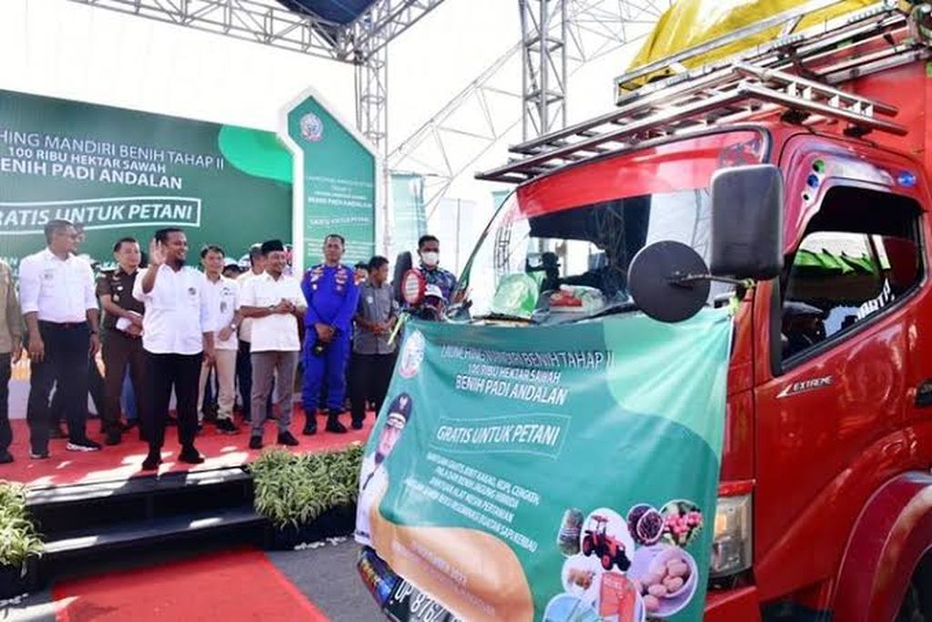 Gubernur Sulawesi Selatan Andi Sudirman Sulaiman melepas benih gratis untuk petani, Kamis (26/1/2023), di Maros. Benih ini berasal dari instalasi benih Sulsel yang ditangkarkan sendiri dan dibagikan gratis kepada petani.