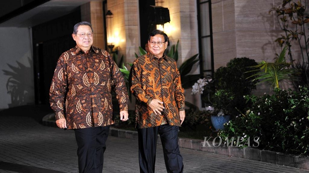 Susilo Bambang Yudhoyono (kiri) menerima kunjungan Ketua Umum Partai Gerindra Prabowo Subianto di kediamannya di kawasan Mega Kuningan, Jakarta, Selasa (24/7/2018) malam. 