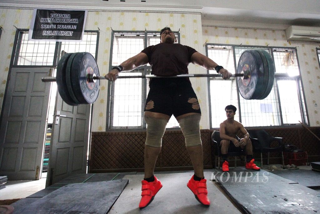 Aceh Province's PON athletes are practicing weightlifting at a training center in Banda Aceh on Tuesday (12/3/2024) in preparation for the September 2024 PON.