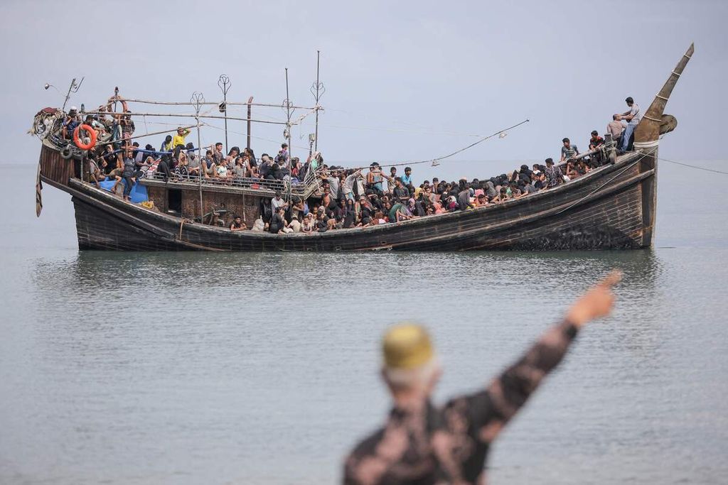 Para pengungsi Rohingya tertahan di kapal yang mengangkut mereka setelah masyarakat setempat menolak kehadiran mereka di Pineung, Provinsi Aceh, Kamis (16/11/2023). Sebelum menolak kehadiran mereka, warga setempat memberi mereka makan dan air minum.