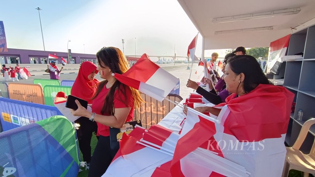 Suporter diaspora Indonesia memasuki kawasan Stadion Ahmed bin Ali, Al-Rayyan, Qatar, untuk mendukung timnas Indonesia melawan Irak pada penyisihan Grup D Piala Asia 2023, Senin (15/1/2024). 