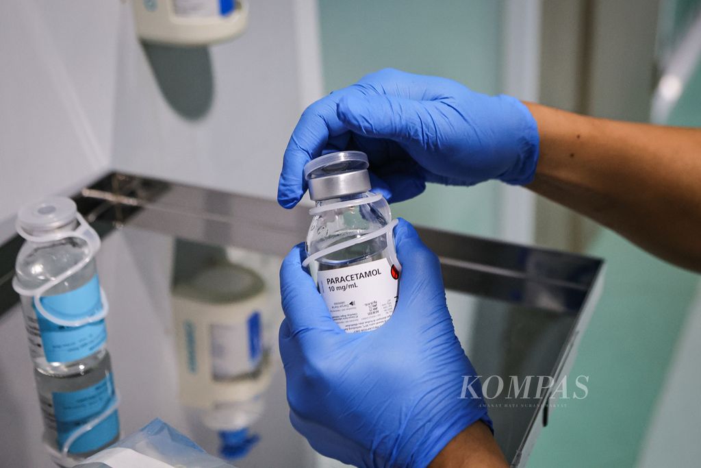 Nurses prepare IV fluids for dengue hemorrhagic fever patients at Tamansari Regional Hospital, West Jakarta, Wednesday (6/3/2024).