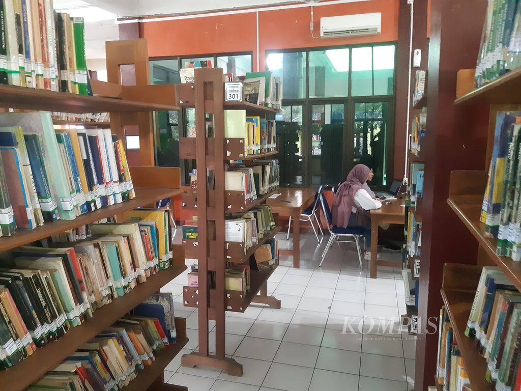 Visitors reading a collection of books at the Cirebon City 400 Library, West Java, Tuesday (17/1/2023). Throughout 2022, a total of 19,854 visited the regional library.