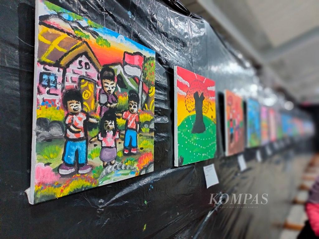 Deretan lukisan karya 78 anak ditampilkan dalam pameran bertajuk "Merdeka Menggambar" di Museum BPK-RI, Kota Magelang, Jawa Tengah, Senin (21/8/2023).