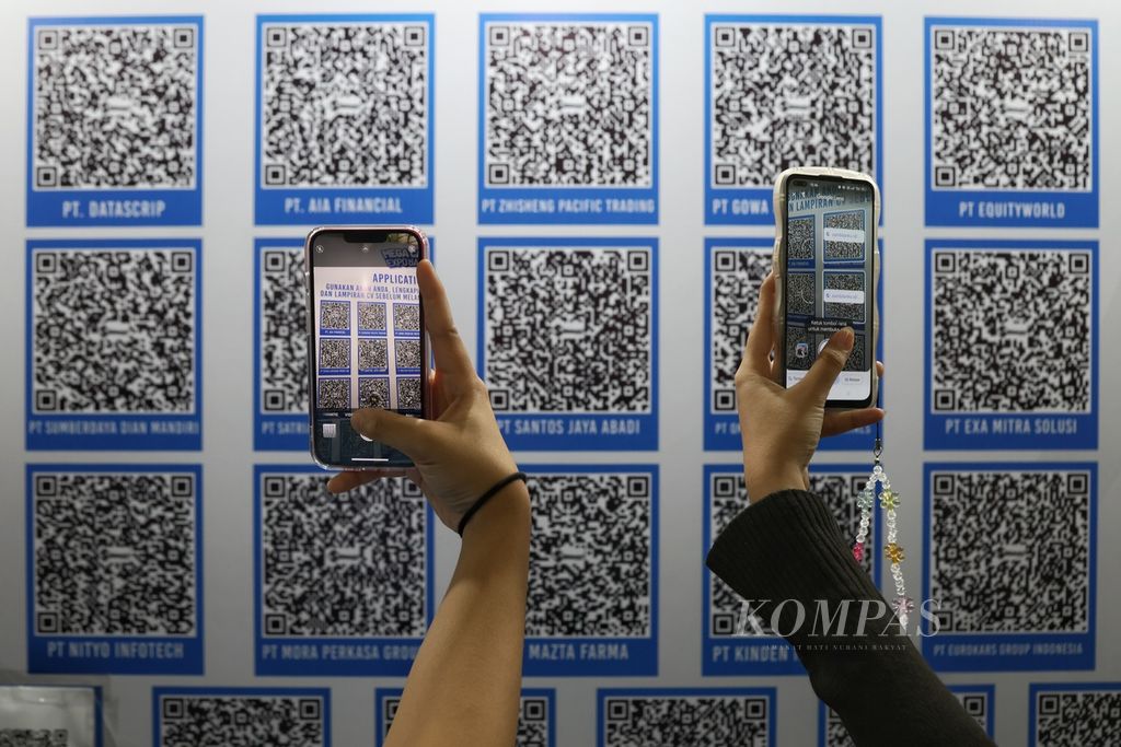 Job seekers scan the QRIS of companies that are opening job vacancies at the Smesco Exhibition Hall Building, Jakarta, Wednesday (21/2/2024).
