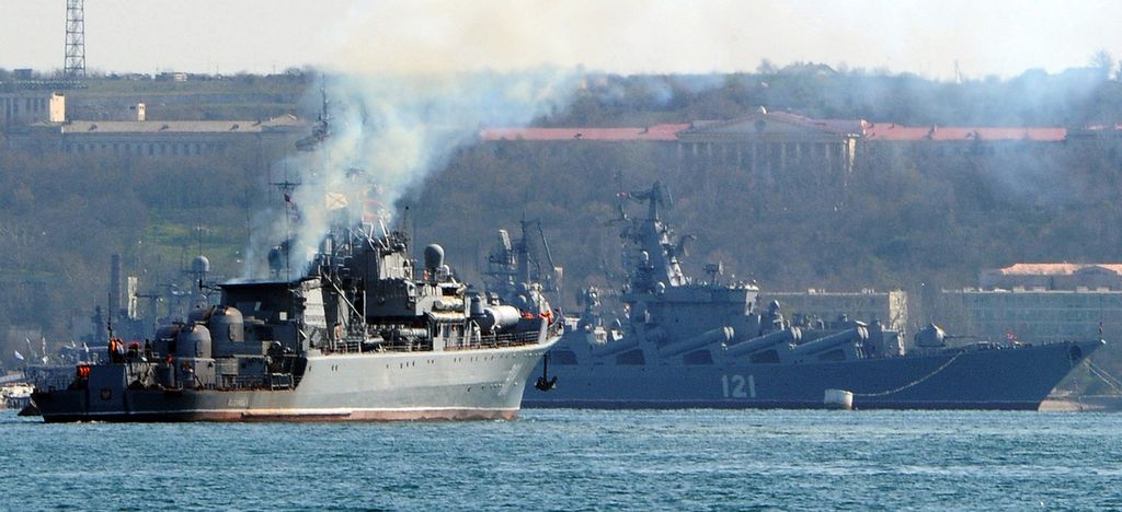 Foto tanggal 30 Maret 2014 ini memperlihatkan kapal patroli Angkatan Laut Rusia "Pytliviy" (kiri) berlayar di dekat kapal penjelajah rudal "Moskva" (kanan) yang berlabuh di Sevastopol, Semenanjung Crimea. 