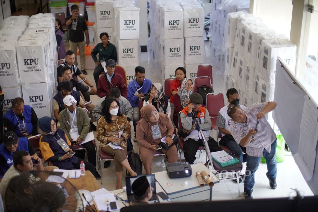 Saksi mengawasi rekapitulasi hasil penghitungan suara tingkat kecamatan di GOR Duren Sawit, Jakarta Timur, Sabtu (17/2/2024). Proses rekapitulasi hasil penghitungan perolehan suara untuk Pemilu 2024 dilakukan setelah penghitungan suara selesai mulai Kamis (15/2/2024) hingga Sabtu (2/3/2024). 