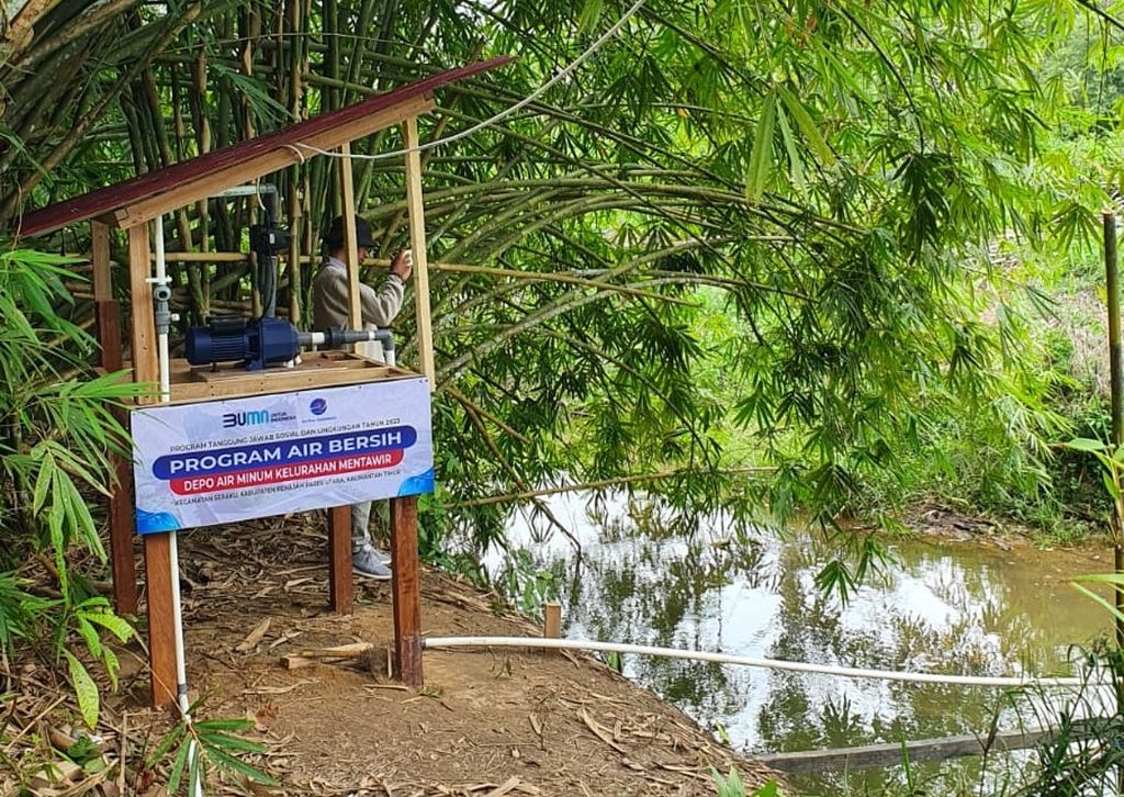 Pompa air yang digunakan untuk mengambil air dari sungai untuk kemudian disuling menjadi air layak minum di Kelurahan Mentawir, Kecamatan Sepaku, Penajam Paser Utara, Kalimantan Timur, Jumat (17/11/2023).
