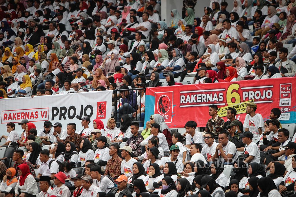 Spanduk Projo dalam acara pembukaan Rakernas VI Projo di Indonesia Arena, Kompleks Gelora Bung Karno, Jakarta, Sabtu (14/10/2023). 