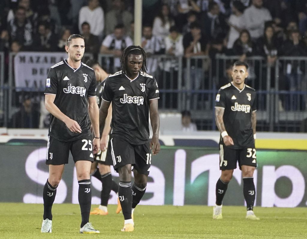 Ekspresi kekecewaan para pemain Juventus, seperti Adrien Rabiot (kiri), Moise Kean (tengah), dan Leandro Paredes, saat Juventus dikalahkan Empoli, 1-4, pada laga Liga Italia di Stadion Carlo Castellani di Empoli, Selasa (23/5/2023) dini hari WIB.