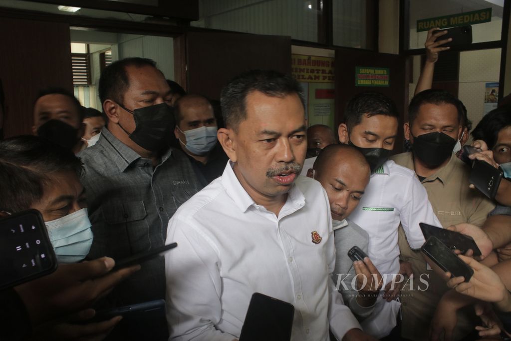 Kepala Kejaksaan Tinggi Jawa Barat Asep N Mulyana ditemui usai melaksanakan persidangan terkait kasus pemerkosaan siswa oleh Herry Wirawan (36) di Pengadilan Negeri Kelas 1A Khusus Bandung, Jawa Barat, Selasa (21/12/2021).