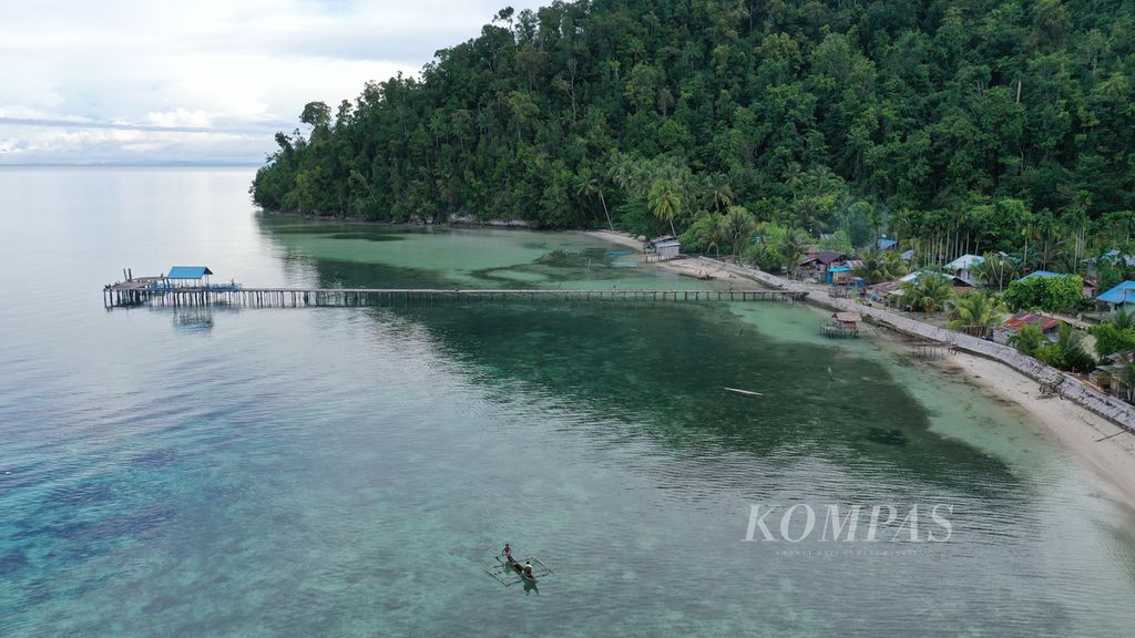 Kawasan pantai di Kampung Yensner, Teluk Mayalibit, Raja Ampat, Papua Barat, Kamis (3/6/2021). 