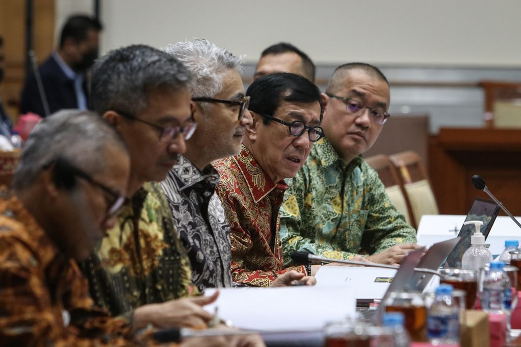 Menteri Hukum dan Hak Asasi Manusia Yasonna H Laoly (kedua dari kanan) menghadiri rapat kerja bersama Komisi III DPR di Kompleks Parlemen, Jakarta, Senin (5/12/2022). 