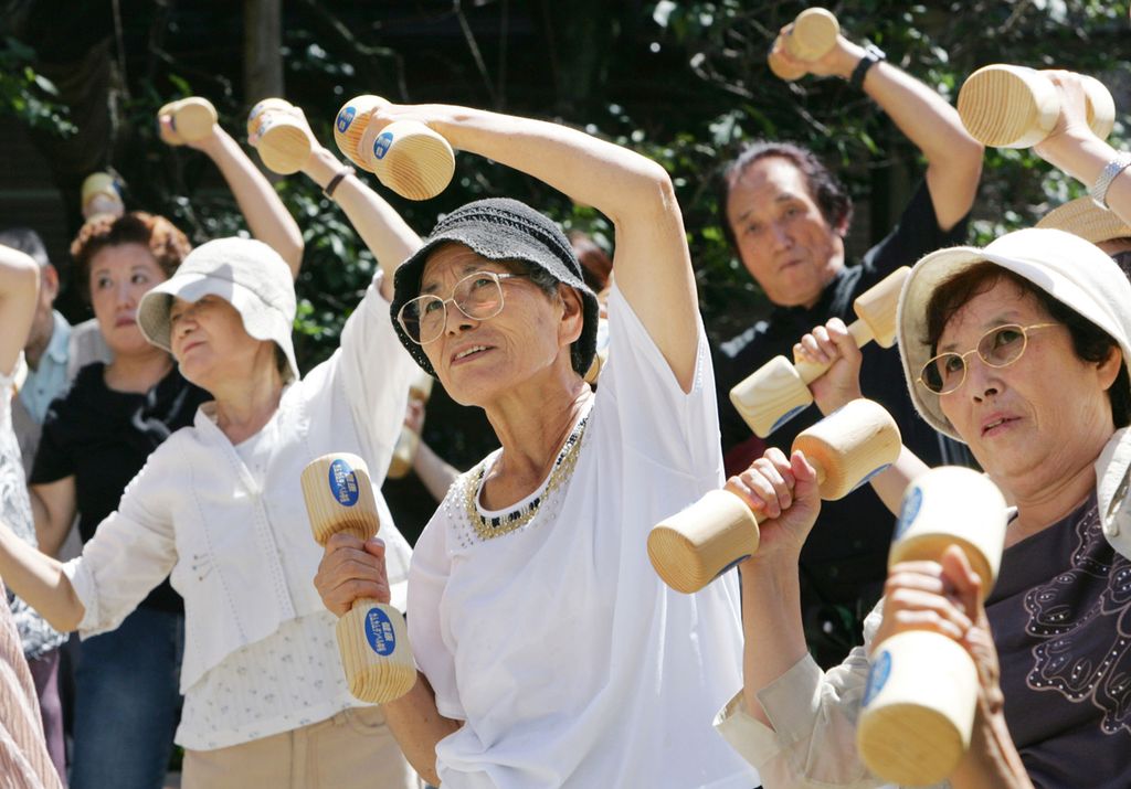 Orang lanjut usia di Jepang sedang berolahraga menggunakan pemberat dari kayu dalam rangka acara kesehatan di kuil Tokyo pada Hari Hormati Orang Lanjut Usia, Senin, 17 September 2007. 