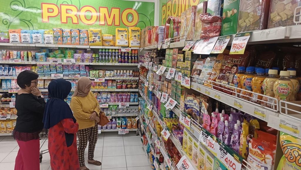 Warga memilih barang promo yang ditawarkan sebuah pasar swalayan di kawasan Cipayung, Tangerang Selatan, Banten, Jumat (26/7/2024). 