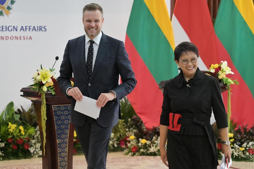 Menteri Luar Negeri Retno Marsudi (kanan) dan Menteri Luar Negeri Lituania Gabrielius Landsbergis berjalan bersama seusai pertemuan bilateral di Jakarta, Senin (30/10/2023).