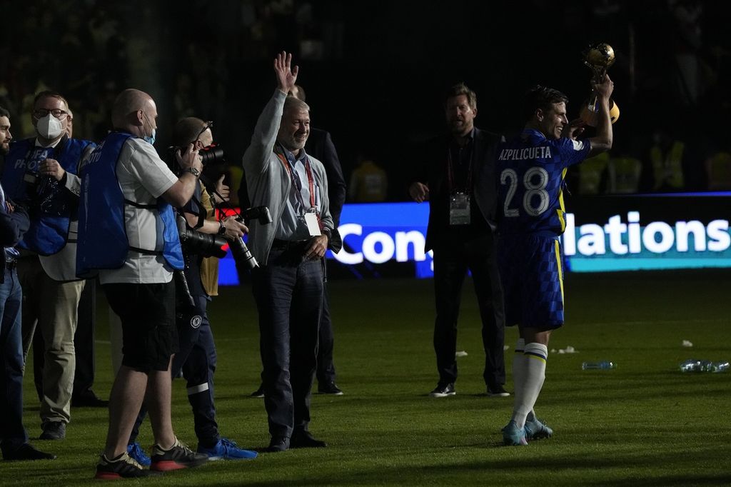 Pemilik Chelsea, Roman Abramovich (tengah), melambaikan tangan ke pendukung Chelsea usai laga final Piala Dunia Antarklub di Stadion Mohammed Bin Zayed, Abu Dhabi, UEA, Minggu (13/2/2022) dini hari WIB. Chelsea mengalahkan Palmeiras dengan skor 2-1. 