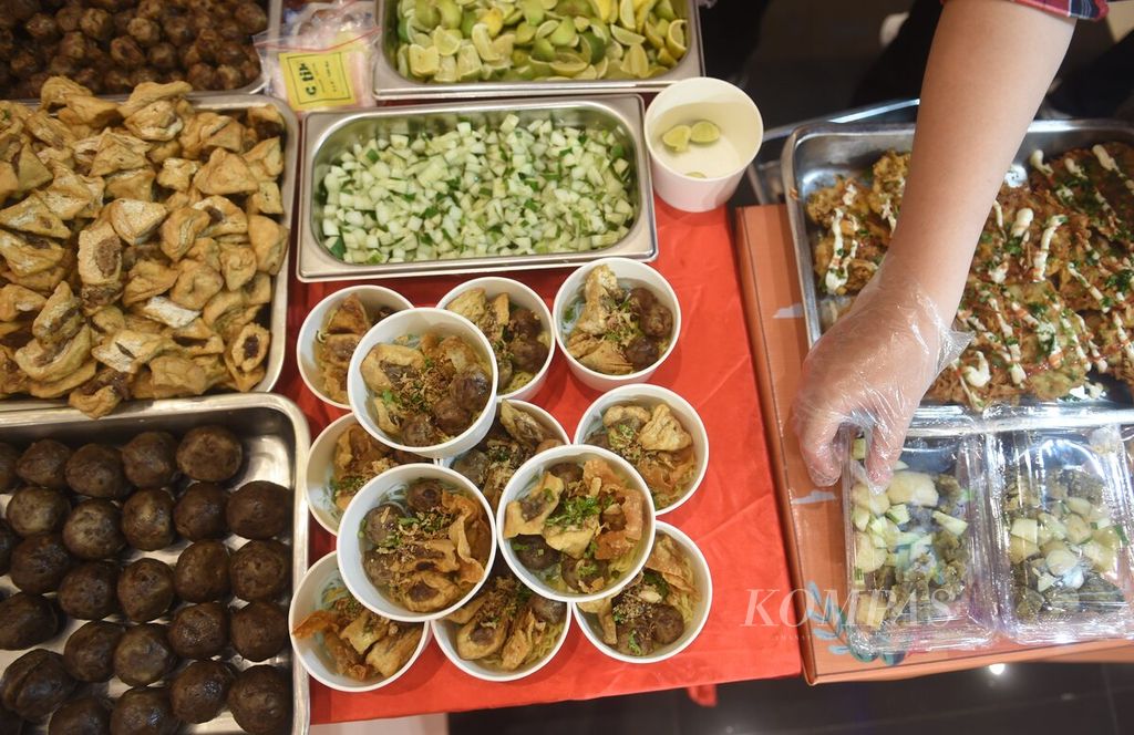 Penjual menyiapkan bakso vegan yang dijual saat Vegan Festival 2024 di Grand City, Surabaya, Jawa Timur, Kamis (25/1/2024). 