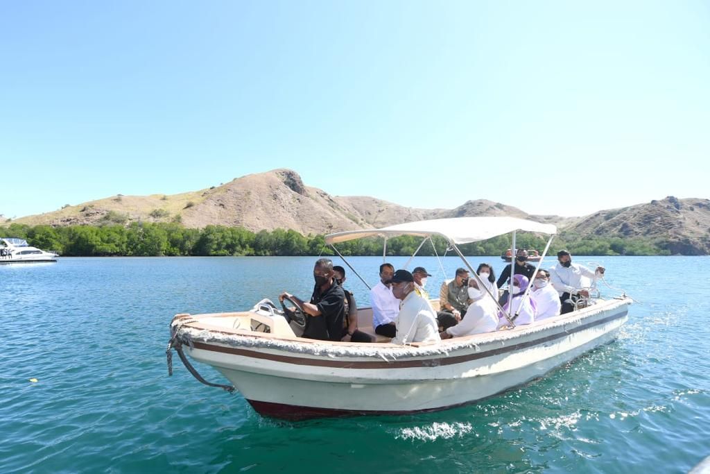 Presiden Joko Widodo dan rombongan naik perahu menuju Pulau Rinca, Taman Nasional Komodo, Kamis, 21 Juli 2022. 