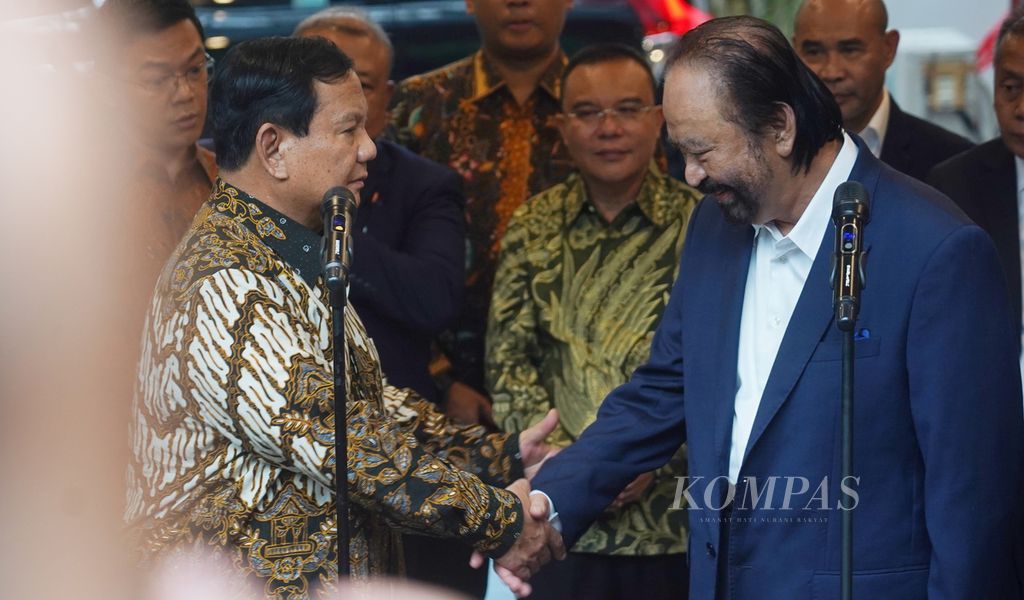 The elected president of the 2024 General Elections, Prabowo Subianto, exchanged handshakes and bid farewell to the Chairman of the National Democratic Party, Surya Paloh, after their meeting at Prabowo's house on Kertanegara Street, Jakarta, on Thursday (25/4/2024).