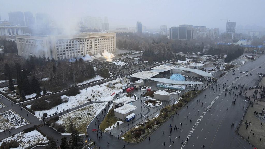 Asap mengepul dari gedung balai kota saat unjuk rasa, yang dipicu karena kenaikan harga bahan bakar, di Almaty, Kazakhstan, 5 Januari 2022. 