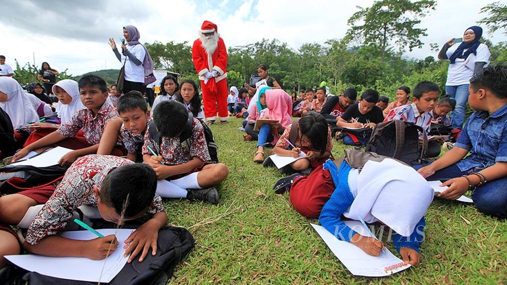 Sekitar 200 siswa sekolah dasar menjadi peserta gerakan #ayomenulis di Lapangan SD Negeri 1 Pasuruan, Kabupaten Lampung Selatan, Kamis (22/12/2016). Mereka diajak menulis surat untuk Presiden Joko Widodo guna menggalakkan budaya literasi, membaca dan menulis. 