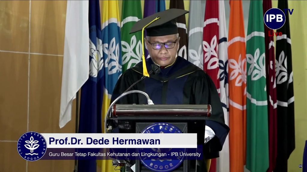 Guru Besar Fakultas Kehutanan dan Lingkungan IPB University Dede Hermawan.